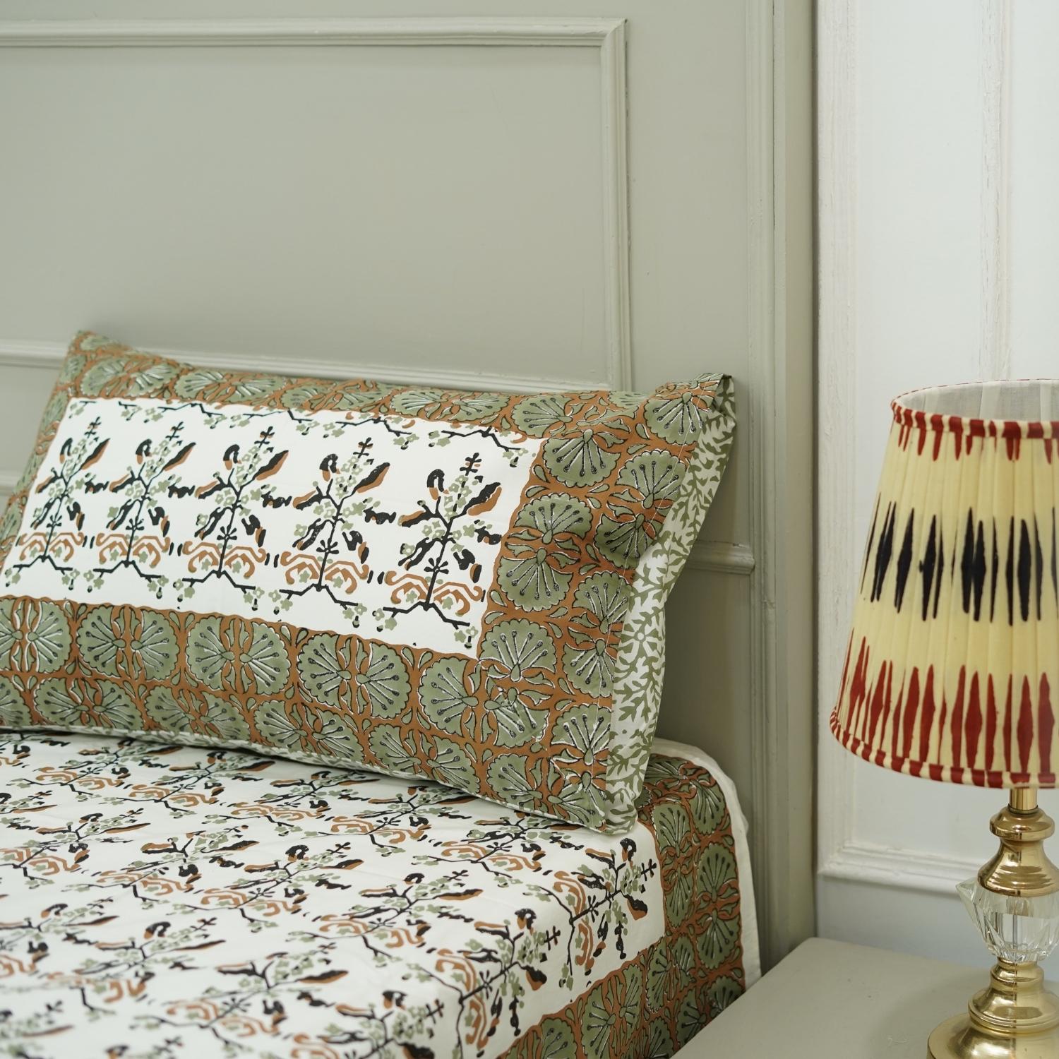 Block print cotton bedsheet, hand block print bedsheets with pillow cover, floral bedcovers for bedrooms, living room, guest room and etc. Soft pure cotton king size bedsheet.