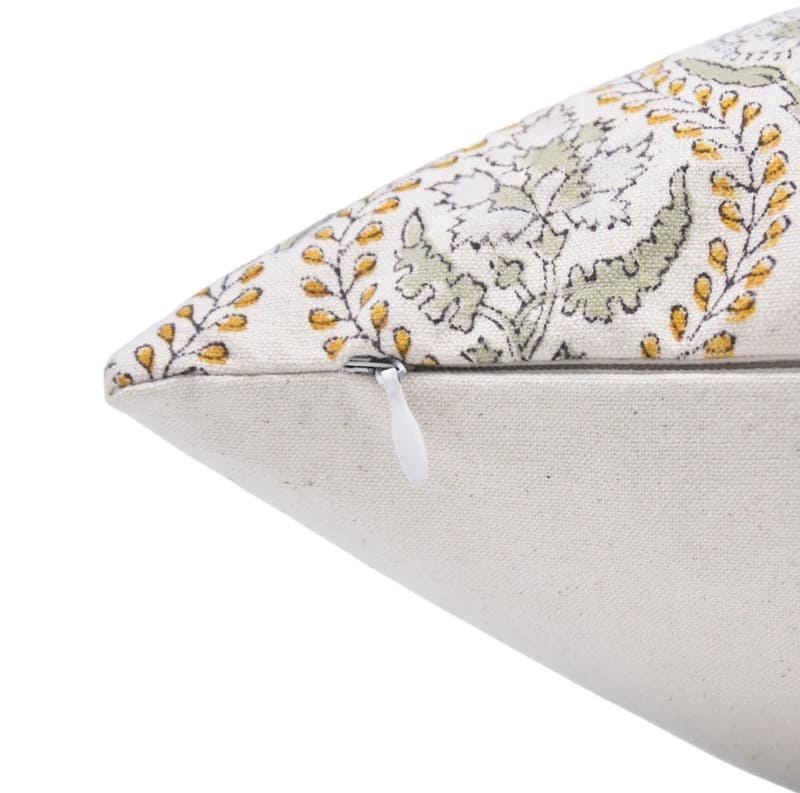 Decorative pillow with floral pattern with invisible zipper 