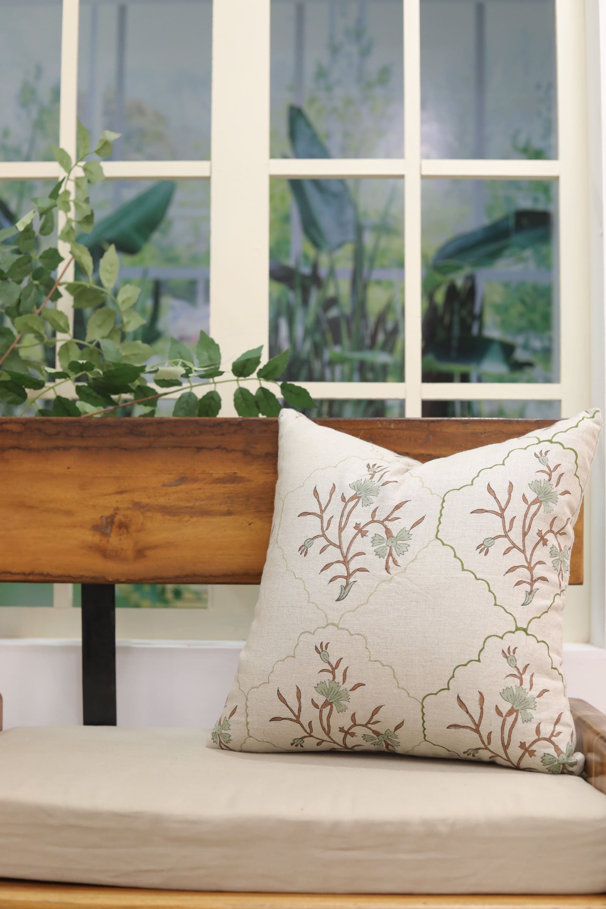 Soft linen cushion cover with zipper