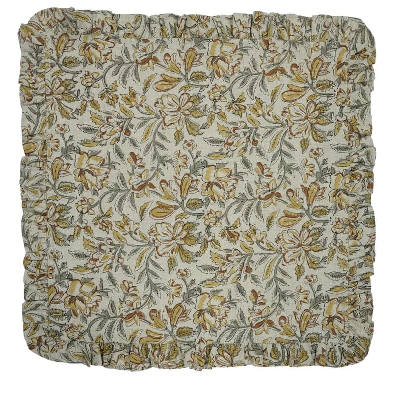 Ruffled edge fabric napkins for rustic table styling