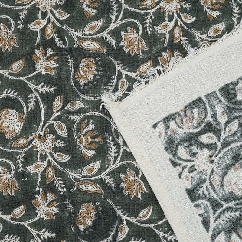 Decorative hand towel in green with simple pattern