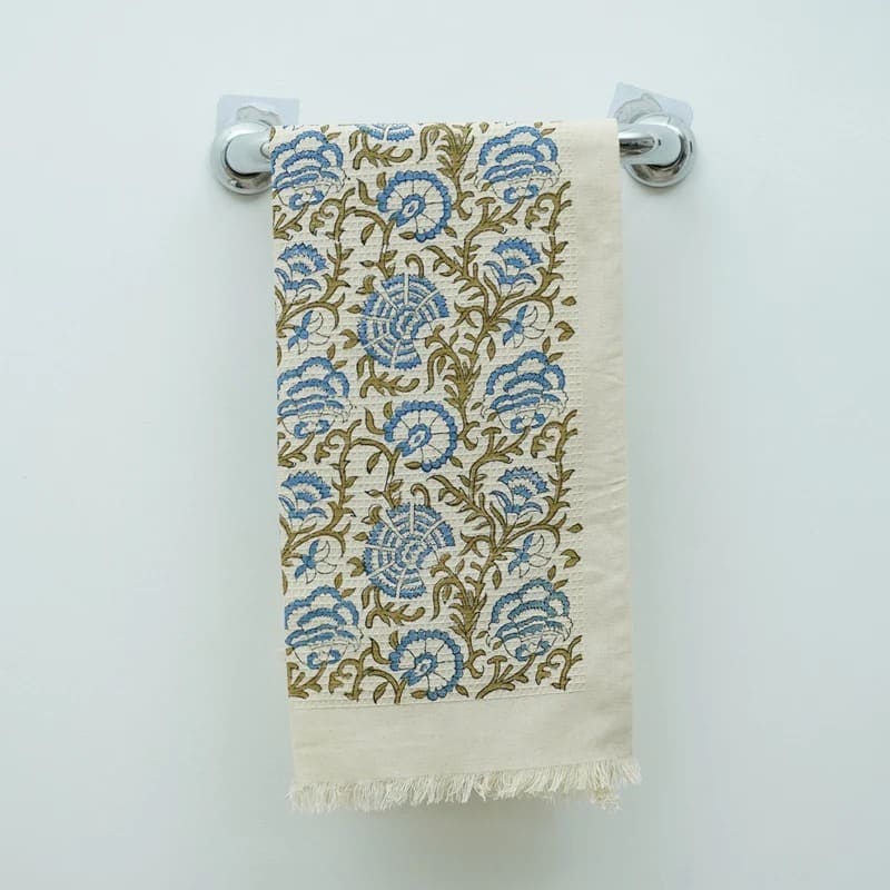 Printed towel with abstract green motifs