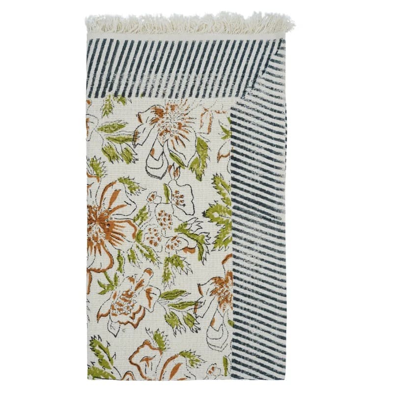 Decorative hand towel in green with elegant patterns