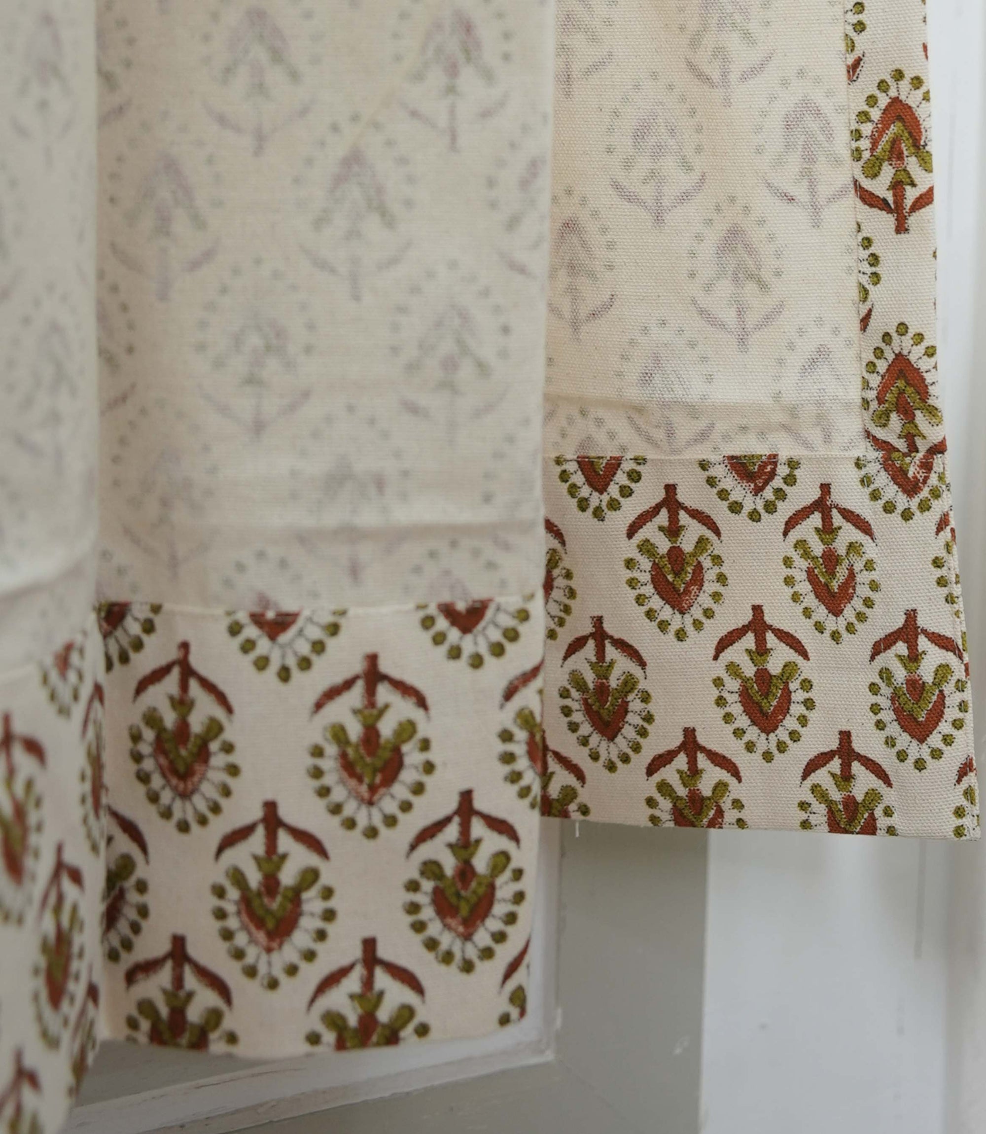 Handmade Gurukul Red &amp; Green Block Print Canvas Pleated Curtains